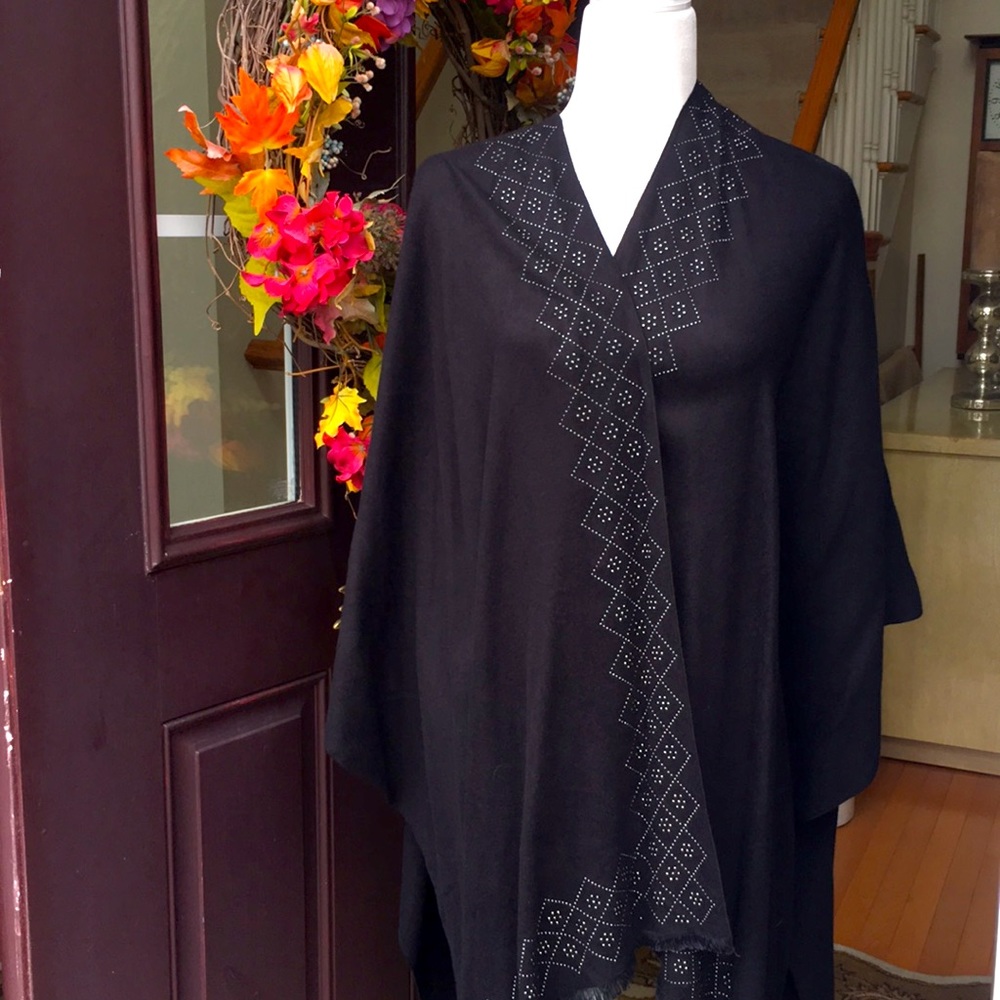 Saachi Black Cape/Wrap